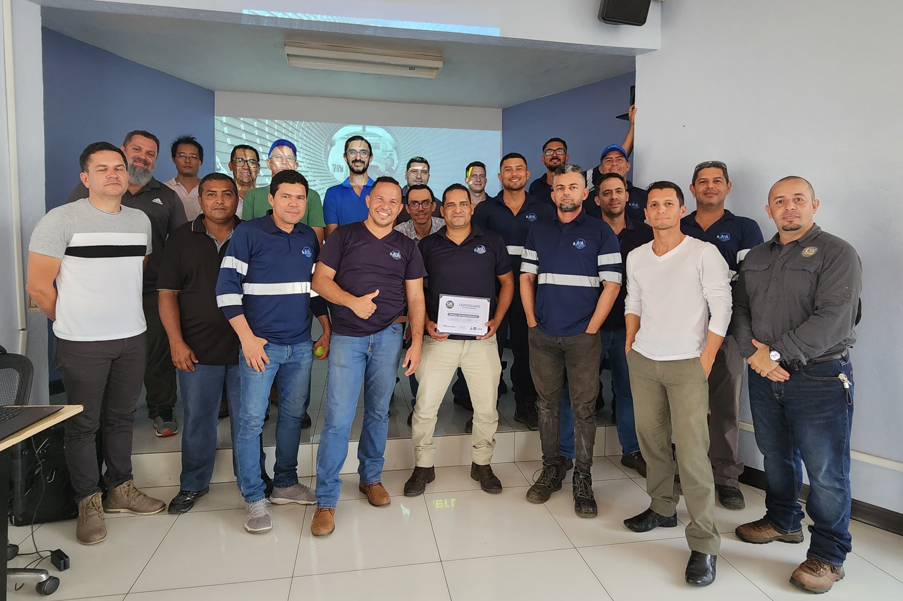 Capacitaciones en empresas para optimizar la eficiencia de motores industriales. | Corporate training on optimizing industrial motor efficiency.