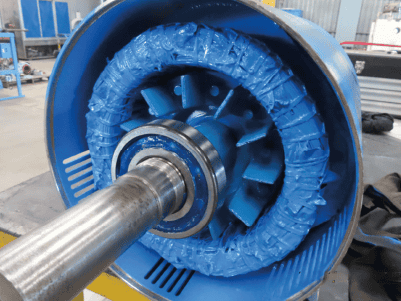Mantenimiento preventivo mayor de motor: balanceo dinámico del rotor, suministro e instalación de rodamientos de bolas y análisis de vibraciones | Major preventive engine maintenance: dynamic rotor balancing, supply and installation of ball bearings, and vibration analysis.