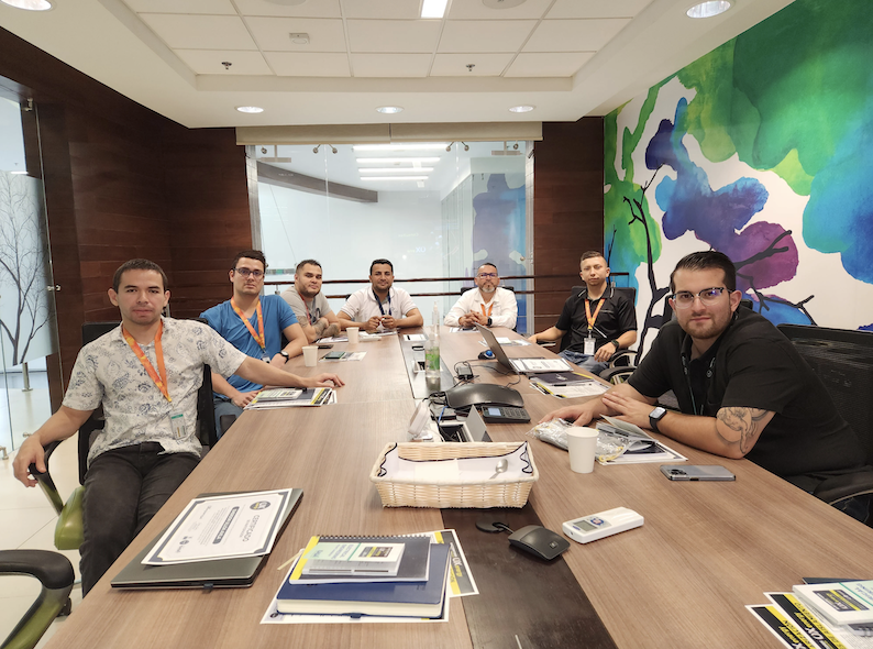 Capacitaciones específicas en empresas para equipos técnicos sobre cómo mantener la eficiencia de los motores industriales | On-site training for technical teams on maintaining industrial motor efficiency.