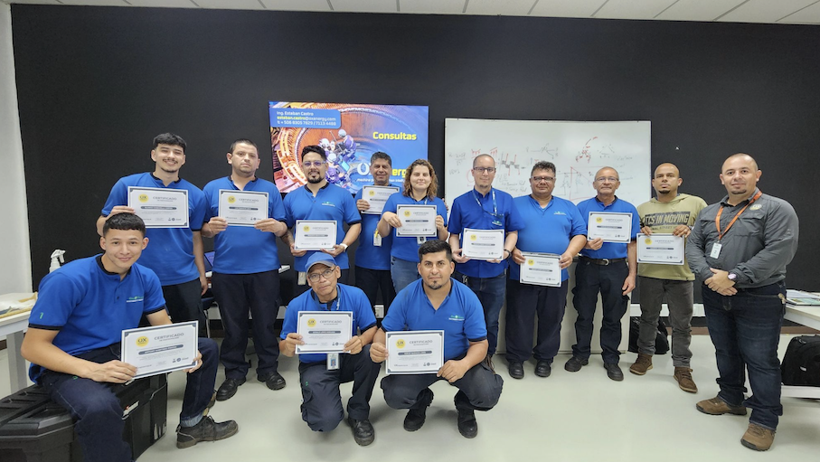 Capacitaciones específicas en empresas para equipos técnicos sobre cómo mantener la eficiencia de los motores industriales. | On-site training for technical teams on maintaining industrial motor efficiency.