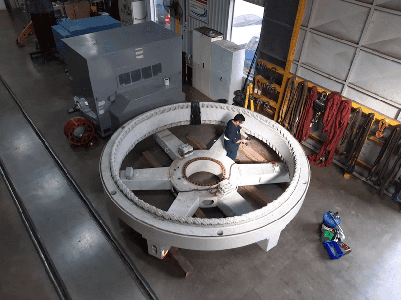Mantenimiento mayor: fabricación de base para transporte, limpieza, pruebas y logística completa puerta a puerta | Major maintenance: base manufacturing for transportation, cleaning, testing, and complete door-to-door logistics.