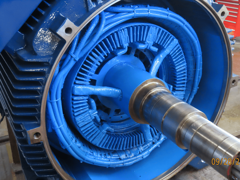 Mantenimiento preventivo mayor: trabajo en rodamiento aislado, reemplazo de cables de potencia del rotor y pruebas para garantizar estándares requeridos | Major preventive maintenance: work on insulated bearing, rotor power cable replacement, and testing to meet required standards.