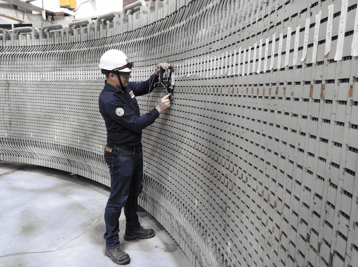 Pruebas diagnósticas y especializadas: inspección, prueba de descargas parciales, resistencia de aislamiento, factor de potencia y ELCID | Diagnostic and specialized testing: inspection, partial discharge test, insulation resistance, power factor, and ELCID.