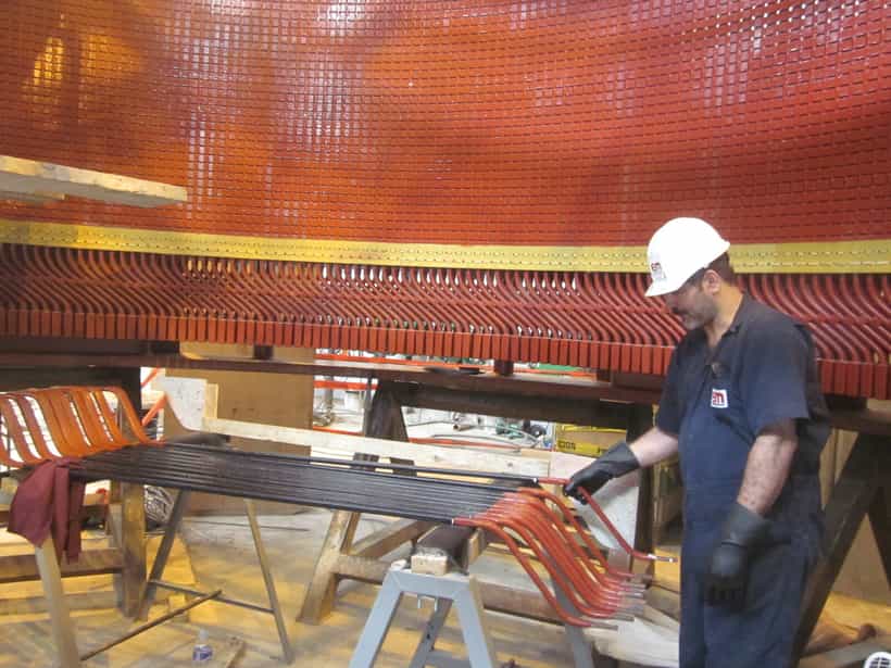 Rebobinado de generador hidroeléctrico con bobinas preformadas | Rewinding of hydroelectric generator with preformed coils.